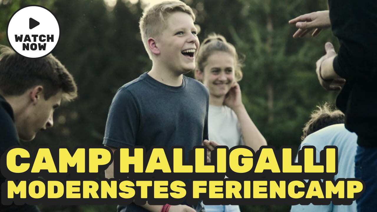 Jugendliche beim Camp HalliGalli lachen gemeinsam im Kreis – modernes Ferienlager mit Mitbestimmung und Erlebnischarakter
