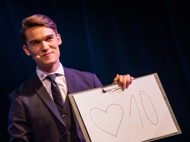 Vincent Frommer präsentiert die Herz 10 auf einem A3-Block bei der Show „Magie der Intuition“