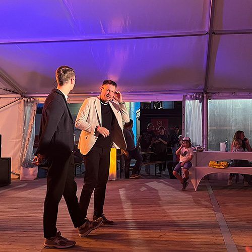 Thomas Majka und Vincent Frommer auf der Bühne im Festzelt Thomas Majka und Vincent Frommer auf der Bühne eines Festzelts während einer Veranstaltung
